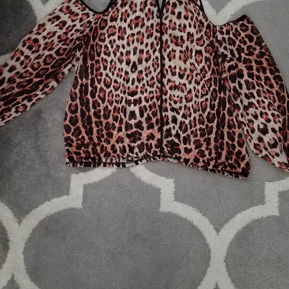 Sheer cold shoulder blouse - Picture 4 of 5